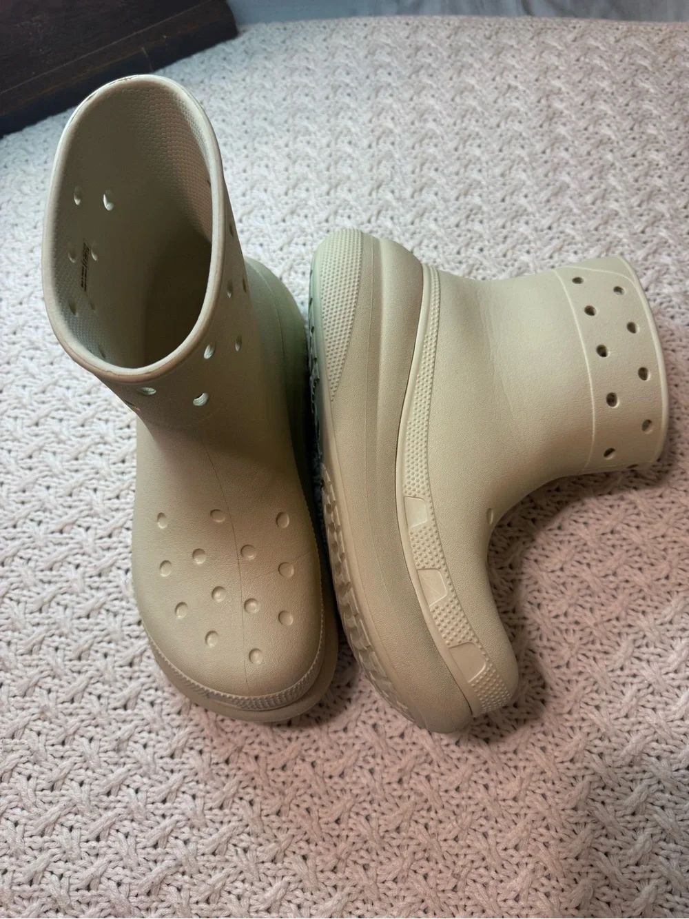 CROCS unisex women’s 8 Men’s 6 Cream Lightweight Waterproof Slip-On Rain Boots
